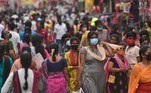 Chennai (India), 29/07/2021.- Indian people walk along a crowded market area amid the coronavirus pandemic in Chennai, India, 29 July 2021. EFE/EPA/IDREES MOHAMMED