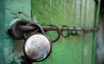 Kolkata (India), 30/04/2021.- A lock hangs from the door of a closed shop at Bara Bazar wholesale market in Kolkata, India, 30 April 2021. Few wholesale markets in Kolkata have temporarily shut down to curb the spread of COVID-19. India has recently recorded a massive surge of fresh COVID-19 cases and deaths, the world's highest single-day rise since the beginning of the pandemic. EFE/EPA/PIYAL ADHIKARY