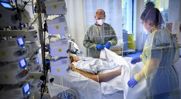 Prefeitura de SP contrata médicos e enfermeiros emergencialmente devido à alta demanda
