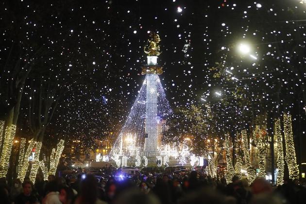 Tbilisi (Georgia), 10/12/2021.- A view of Christmas decorations and lights in the center of Tbilisi, Georgia, 10 December 2021. EFE/EPA/ZURAB KURTSIKIDZE