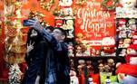 Tehran (Iran (islamic Republic Of)), 23/12/2021.- Iranian youth take selfie in front of a shop selling Christmas items in Tehran, Iran, 23 December 2021. Approximately 150,000 Christians are living in Iran, most of them are Armenians, who celebrate Christmas in churches and in the privacy of their homes. Many Muslim families have also adopted some Christmas customs and buy presents and even Christmas trees for the enjoyment of their children. (Teherán) EFE/EPA/ABEDIN TAHERKENAREH