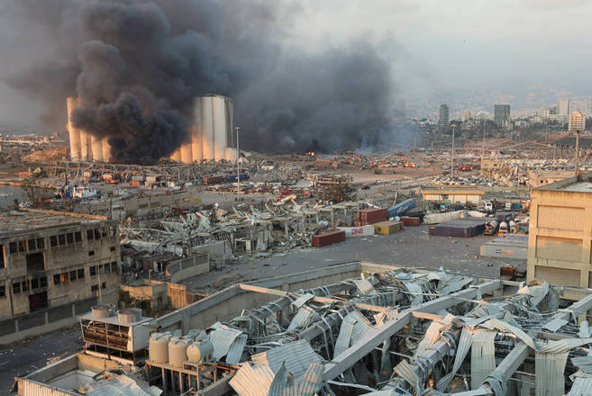 Quando o fotógrafo da Reuters Mohamed Azakir sentiu o chão tremer, pensou que Beirute havia sido atingida por um terremoto. Em seguida, ele ouviu a megaexplosão que ocorreu na última terça-feira (4)