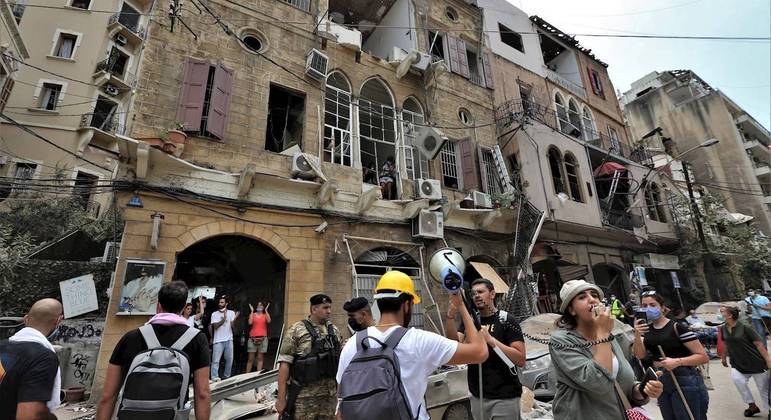 Equipes de resgate e voluntários trabalhando em prédio afetado pela explosão em Beirute