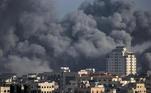 Gaza (-), 22/10/2023.- Smoke rises after Israeli airstrikes on Gaza City, 22 October 2023. More than 4,000 Palestinians and 1,400 Israelis have been killed, according to the Israel Defense Forces (IDF) and the Palestinian health authority, since Hamas militants launched an attack against Israel from the Gaza Strip on 07 October. After 20 aid trucks were allowed into the Gaza strip on 21 October through the Rafah border crossing with Egypt, various UN agencies expressed the hope that some more aid could be allowed into Gaza on 22 October. (Egipto) EFE/EPA/MOHAMMED SABER