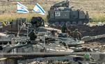 -FOTODELDÍA- (Israel), 21/10/2023.- Soldados israelíes y vehículos blindados se reúnen en un lugar no revelado cerca de la frontera con Gaza, en Israel, el 21 de octubre de 2023. Según las Fuerzas de Defensa de Israel (FDI) y la autoridad sanitaria palestina desde Hamás, más de 4.000 palestinos y 1.400 israelíes han muerto Los militantes lanzaron un ataque contra Israel desde la Franja de Gaza el 7 de octubre. EFE/HANNIBAL HANSCHKE