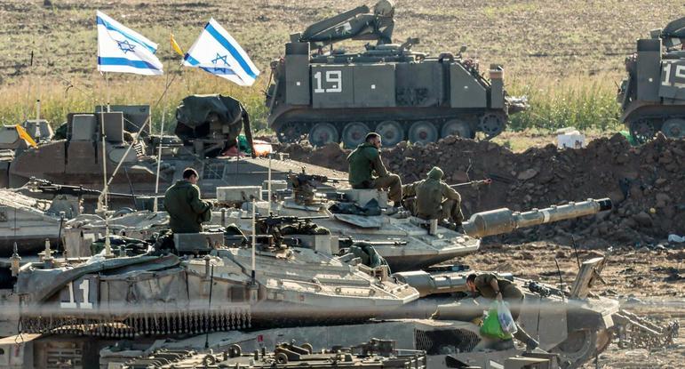 -FOTODELDÍA- (Israel), 21/10/2023.- Soldados israelíes y vehículos blindados se reúnen en un lugar no revelado cerca de la frontera con Gaza, en Israel, el 21 de octubre de 2023. Según las Fuerzas de Defensa de Israel (FDI) y la autoridad sanitaria palestina desde Hamás, más de 4.000 palestinos y 1.400 israelíes han muerto Los militantes lanzaron un ataque contra Israel desde la Franja de Gaza el 7 de octubre. EFE/HANNIBAL HANSCHKE