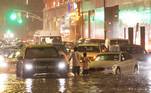 New York (United States), 02/09/2021.- Cars stuck on a street flooded by heavy rain as remnants of Hurricane Ida hit the area in the Queens borough of New York, New York, USA, 01 September 2021. (Estados Unidos, Nueva York) EFE/EPA/JUSTIN LANE