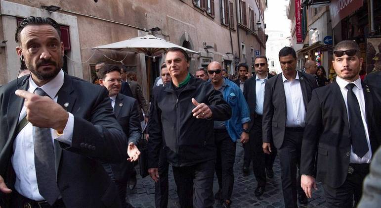 Bolsonaro anda pelas ruas de Roma cercado por seguranças