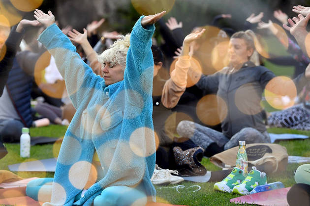 Sydney (Australia), 20/05/2021.- Guests take part in a mass meditation class to celebrate World Meditation Day, at the Royal Botanic Gardens, in Sydney, Australia, 21 May 2021. EFE/EPA/JOEL CARRETT AUSTRALIA AND NEW ZEALAND OUT