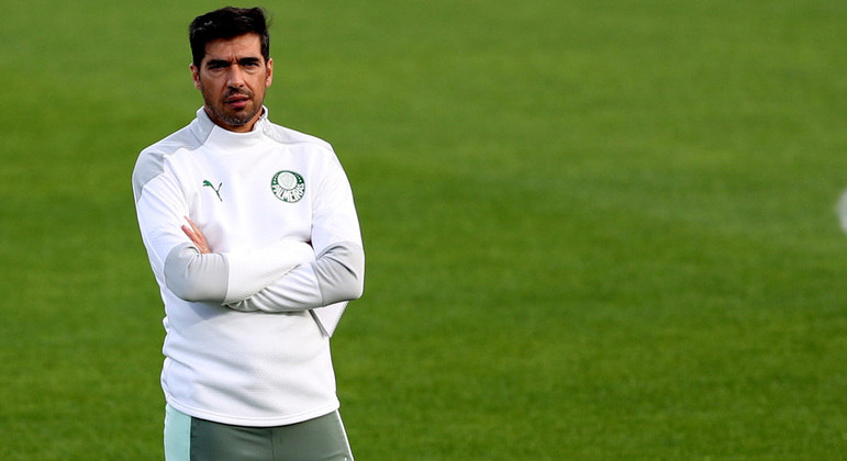 Abel Ferreira observa último treino do Palmeiras para a final do Mundial de Clubes em 2022