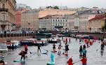 
-FOTODELDÍA-San Petersburgo (Rusia), 25/09/2021.- Varias personas practican paddle surf en el río Moika a su paso por el centro de San Petersburgo (Rusia). EFE/EPA/ANATOLY MALTSEV
