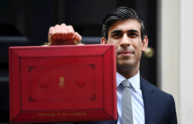 London (United Kingdom), 03/03/2021.- British Chancellor of the Exchequer Rishi Sunak holds up his budget box ahead of delivering his budget outside 11 Downing Street in London, Britain, 03 March 2021. Sunak is set to announce that the Furlough scheme is set to be extended to September in order to save further job losses. (Reino Unido, Londres) EFE/EPA/ANDY RAIN