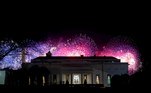 Washington (United States), 21/01/2021.- Fireworks are seen over the West Wing of the White House after the inauguration of Joe Biden as the 46th President of the United States in Washington, DC, USA, 20 January 2021. Biden won the 03 November 2020 election to become the 46th President of the United States of America. (Incendio, Estados Unidos) EFE/EPA/Stefani Reynolds / POOL