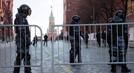 Policiais patrulham a Praça Vermelha na capital da Rússia
