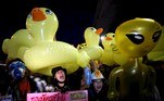 Bangkok (Thailand), 27/11/2020.- Anti-government protesters shout slogans as they march with inflatable rubber ducks during a street protest calling for political and monarchy reform in Bangkok, Thailand, 27 November 2020. Thailand's politics intensified by months-long street protests calling for the political and monarchy reform and the resignation of the prime minister. (Protestas, Tailandia) EFE/EPA/RUNGROJ YONGRIT