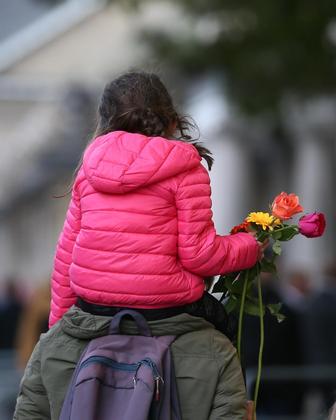  
London (United Kingdom), 17/09/2022.- A young girl carries flowers near Buckingham Palace in London, Britain, 17 September 2022. Late Queen Elizabeth II's funeral will be held on 19 September, following four days of lying in state inside Westminster Hall. (Reino Unido, Londres) EFE/EPA/ADAM VAUGHAN
