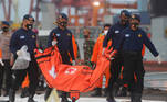 Jakarta (Indonesia), 11/01/2021.- Members of the disaster victim investigation team carry a body bag at Tanjung Priok port in Jakarta, Indonesia, 11 January 2021. Contact to Sriwijaya Air flight SJ182 was lost on 09 January 2021 shortly after the aircraft took off from Jakarta International Airport while en route to Pontianak in West Kalimantan province. The plane crashed into the sea off the Jakarta coast. EFE/EPA/ADI WEDA