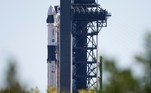 Kennedy Space Center (United States), 31/10/2021.- A handout photo made available by NASA shows A SpaceX Falcon 9 rocket with the company's Crew Dragon spacecraft onboard is seen on the launch pad at Launch Complex 39A as preparations continue for the Crew-3 mission at NASA's Kennedy Space Center in Florida, USA, 31 October 2021. NASA's SpaceX Crew-3 mission is the third crew rotation mission of the SpaceX Crew Dragon spacecraft and Falcon 9 rocket to the International Space Station as part of the agency's Commercial Crew Program. NASA astronauts Raja Chari, Tom Marshburn, Kayla Barron, and ESA (European Space Agency) astronaut Matthias Maurer are scheduled to launch on Nov. 3 at 1:10 a.m. ET, from Launch Complex 39A at the Kennedy Space Center. (Estados Unidos) EFE/EPA/JOEL KOWSKY / NASA / HANDOUT MANDATORY CREDIT: JOEL KOWSKY / NASA HANDOUT EDITORIAL USE ONLY/NO SALES