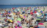 Ouddorp (Netherlands), 31/07/2020.- Summer crowds on the beach near the Brouwersdam, The Netherlands, 31 July 2020. The tropical weather attracts many tourists from home and abroad to the coast. (Países Bajos; Holanda) EFE/EPA/Sem van der Wal


