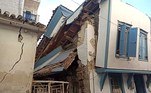 Samos Island (Greece), 31/10/2020.- A view of damaged buildings in Vathy village, a day after a strong earthquake that struck Samos island, Greece, 31 October 2020. An earthquake measuring 6.7 on the Richter scale was recorded on 30 October at 13:51 in the sea region 16 kilometers north-west of Samos. Two children died when a wall fell on them as they were returning from school during the earthquake. The Fire Brigade pulled the children out of the rubble. (Terremoto/sismo, Incendio, Grecia) EFE/EPA/STR BEST QUALITY AVAILABLE
