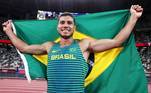Tokyo (Japan), 03/08/2021.- Thiago Braz of Brazil celebrates after he wins bronze during the Men's Pole Vault Final during the Athletics events of the Tokyo 2020 Olympic Games at the Olympic Stadium in Tokyo, Japan, 03 August 2021. (Salto con pértiga, Brasil, Japón, Tokio) EFE/EPA/DIEGO AZUBEL