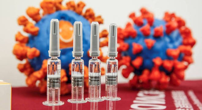 A vacina CoronaVac passa por testes no Brasil com coordenação do Instituto Butantan