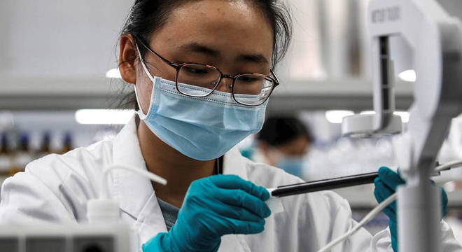 Grupos de risco já estão recebendo a vacina contra a covid-19 na China