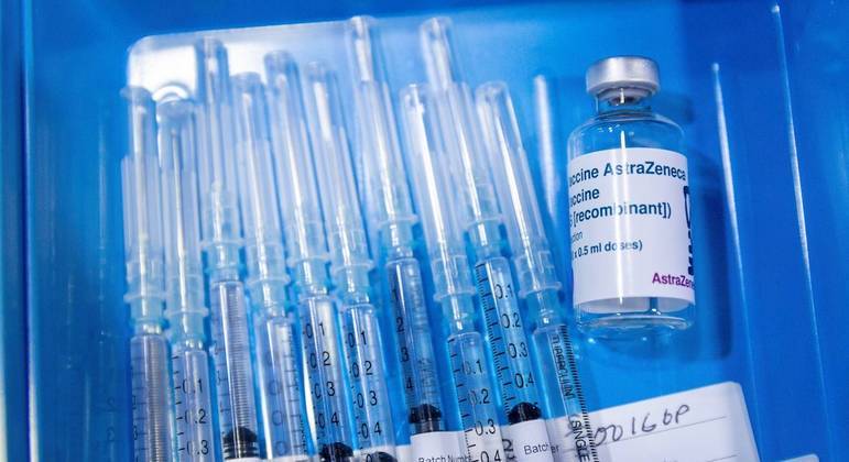 A vacina de Oxford está sendo aplicada no Brasil desde janeiro contra a covid-19

