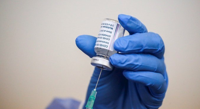 A vacina da AstraZeneca, produzida pela Fiocruz, está sendo aplicada no Brasil