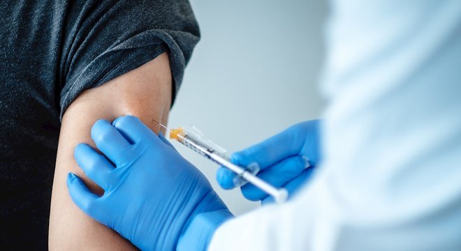 Proposta coloca idosos, doentes crônicos e médicos como prioritários para vacina