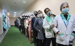 New Delhi (India), 22/01/2021.- Health workers line up at the Yatharth Super Speciality Hospital near New Delhi, India, 22 January 2021. One of the world's biggest and nationwide COVID-19 vaccination drive launched by Indian prime minister Narendra Modi and aimed at inoculating 30 million people continues of vaccinating healthcare workers and high-risk groups like Accredited Social Health Activist (ASHA) doctors, MBBS students. (Nueva Delhi) EFE/EPA/HARISH TYAGI