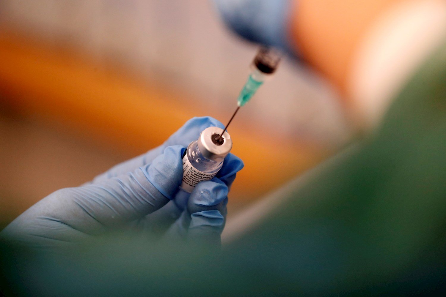 Enfermeiro nos EUA é infectado dias depois de ser vacinado - Notícias - R7  Internacional