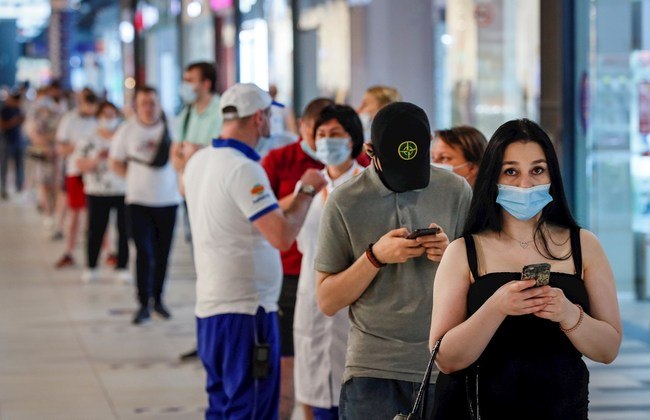 Moscow (Russian Federation), 25/06/2021.- Russian people leave a vaccination point after receiving an injection of Russia's Sputnik V (Gam-COVID-Vac) vaccine against COVID-19 at the vaccination point at the shopping center Solaris in Moscow, Russia, 25 June 2021. According to the Mayor of Moscow Sergey Sobyanin, starting 28 June 2021, only those who have been vaccinated against COVID-19 and who have recovered within the last six months, or with a negative PCR test valid for three days, will be able to visit catering places in Moscow. (Rusia, Moscú) EFE/EPA/YURI KOCHETKOV