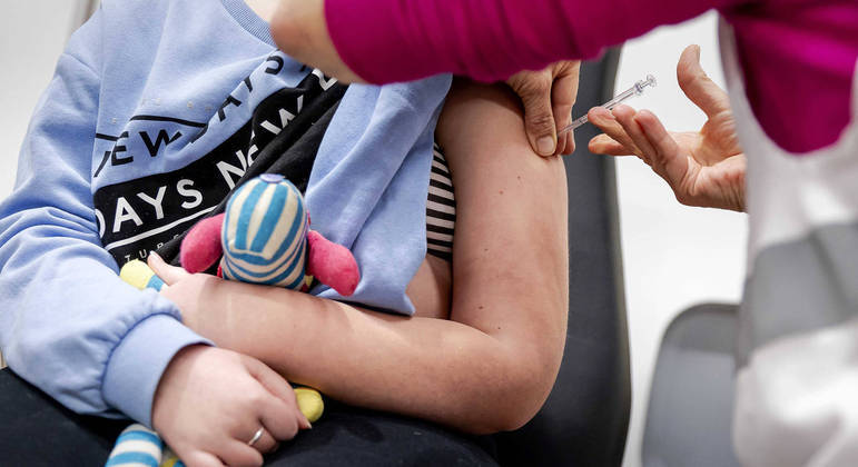 Criança é vacinada contra Covid-19 na Holanda 