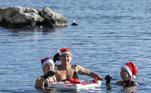 Geneva (Switzerland), 24/12/2023.- People swim with Santa hats in 8-degree water in Lake Leman at Bains des Paquis on Christmas Eve, in Geneva, Switzerland, 24 December 2023. (Suiza, Ginebra) EFE/EPA/MARTIAL TREZZINI