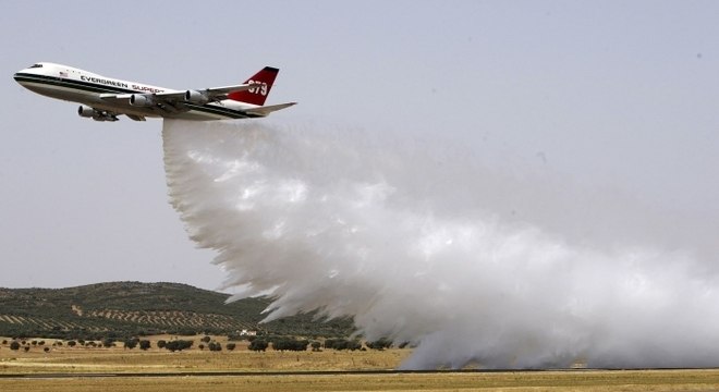 Um jogo de fogo está sendo jogado em um avião