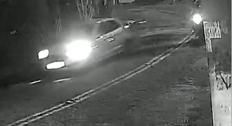 Polícia analisa as imagens do circuito de segurança para tentar identificar suspeitos