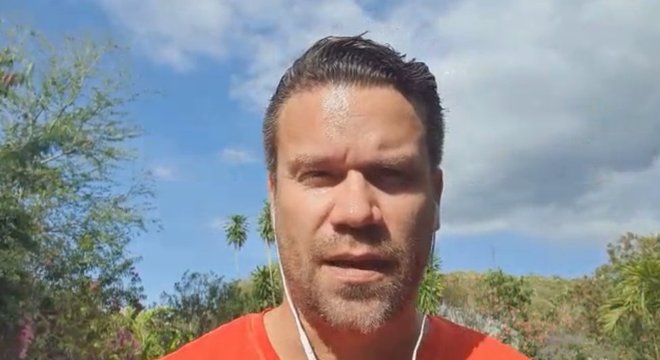 O morador local Erick Quelquejeu disse à BBC Escócia que o homem deixou sua esposa por apenas 'alguns minutos' para nadar