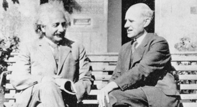 Einstein e Eddington só se encontraram na Inglaterra anos depois do eclipse que comprovou a relatividade geral; por causa da Primeira Guerra, o clima ainda era tenso entre cientistas britânicos e alemães

