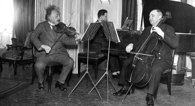 Einstein gostava de tocar violino em suas horas vagas