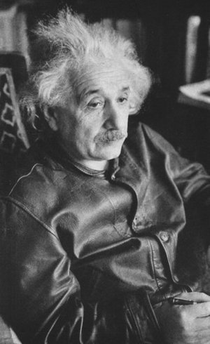 Albert Einstein foi fotografado várias vezes usando a mesma jaqueta e o cabelo despenteado