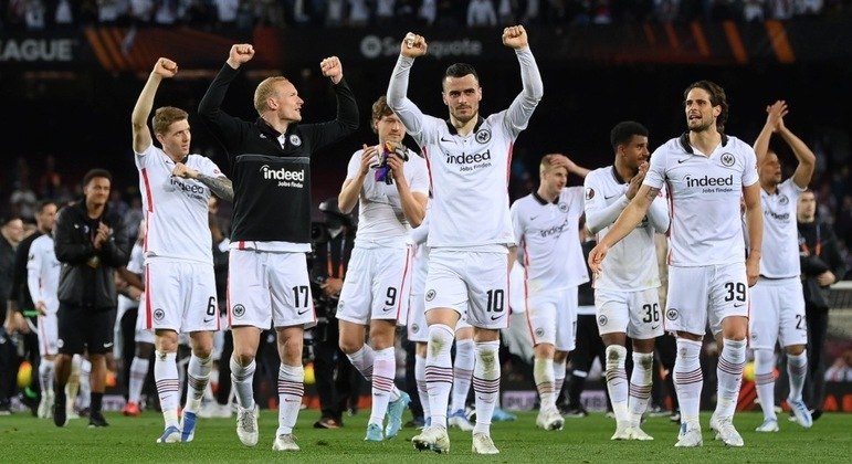 A celebração do Eintracht Frankfurt dentro do Camp Nou do Barcelona