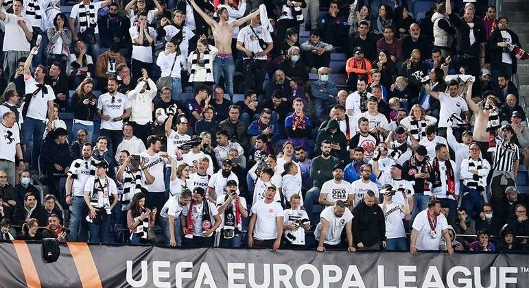 Detalhe da torcida do Eintracht, no Camp Nou, "Adiós, Barça"...