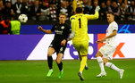 O Eintracht recebeu o Tottenham no Deutsche Bank Park, em um jogo disputado. No primeiro tempo da partida, o clube inglês levou perigo ao gol de Kevin Trapp, mas as finalizações não resultaram em gols