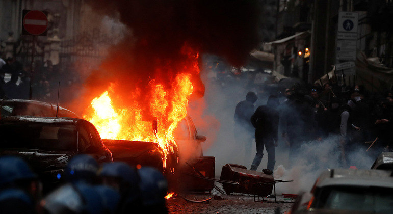 Torcida do Eintracht Frankfurt ateou fogo em carros no centro de Nápoles, na Itália
