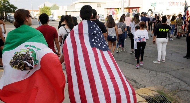 Vigília em favor das vítimas do tiroteio reuniu mexicanos e norte-americanos em El Paso