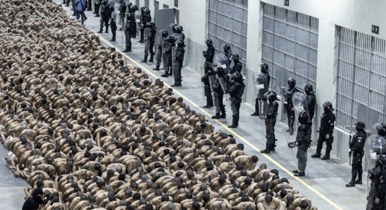 Os primeiros 2.000 detentos que integravam grupos criminosos foram levados para o Cecot em 24 de fevereiro, após a inauguração da megaprisão no mês passado