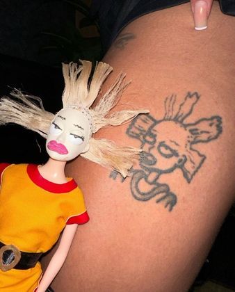 Ela ainda exibiu uma tatuagem para mostrar que é fã da personagem!