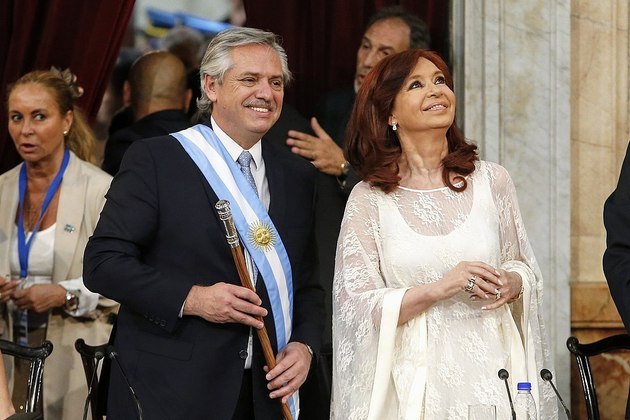 Ela é vice-presidente desde 2019, na gestão do presidente Alberto Fernández (os dois na foto).