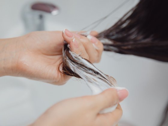 Ela esclarece que, em caso de queda, a pessoa não deve parar de lavar os cabelos com a frequência normal.  A limpeza faz parte do tratamento. Lave com os intervalos ideais para o seu tipo de fio.